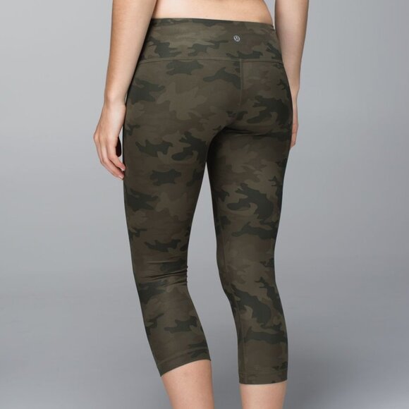 Lululemon Wunder Under Crop, Green Camo Luxtreme, Size 2 - Picture 6 of 6